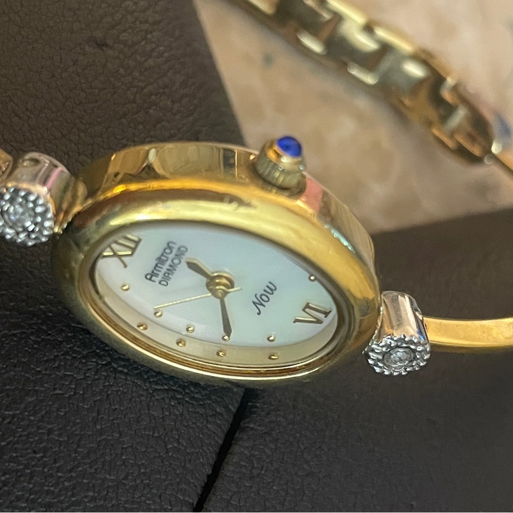 Armitron NOW Real DIAMOND Mother of Pearl Women's gorgeous Wristwatch! - Picture 3 of 3